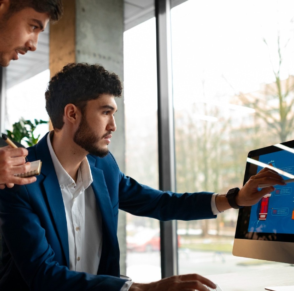 Profesionales trabajando con herramientas de tecnología e innovación