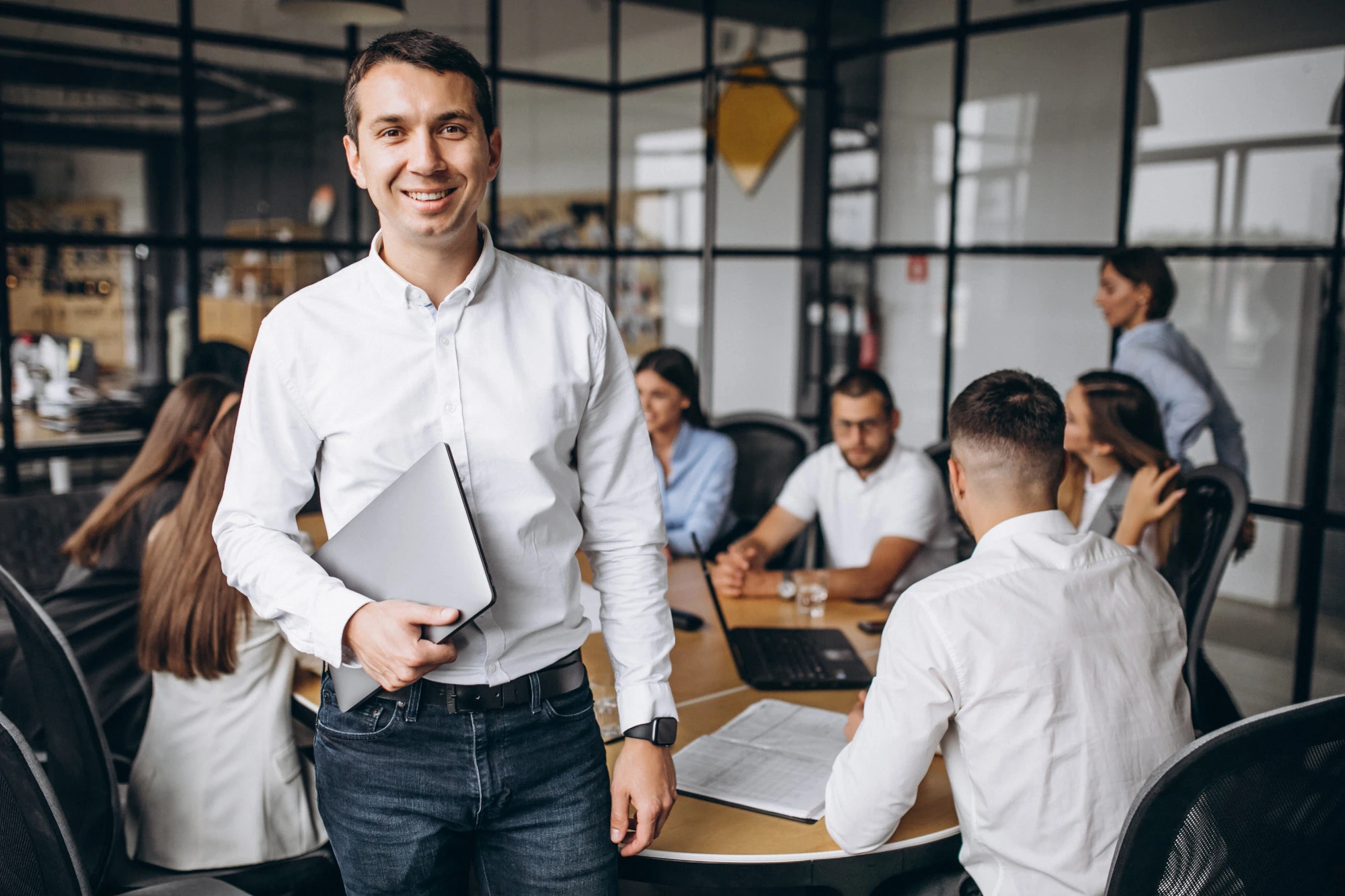 Profesional de liderazgo junto a su equipo de trabajo